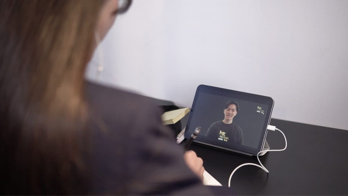 タブレット越しにコーチと1対1で面談する塾生